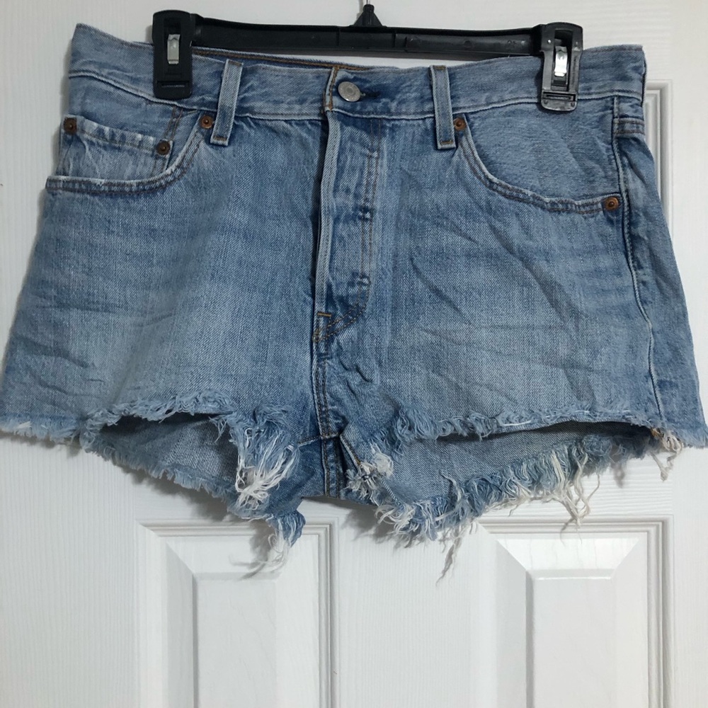Levi’s 501 buttonfly cut off high rise shorts women’s size 29. Light wash summer